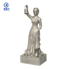 Femme polie par acier inoxydable de sculptures humaines grandeur nature abstraites modernes avec la statue de seau